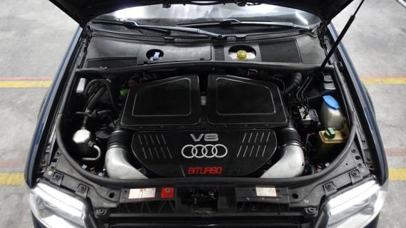 Audi RS 6 Avant (4E, C5) Zwart (2003) motor