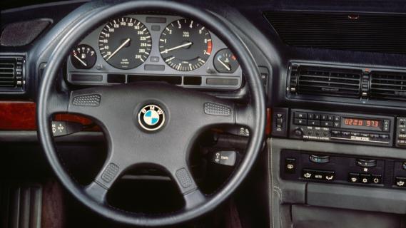 BMW 750li (E32) interieur (1987) zwart dashboard