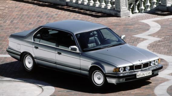 BMW 750li (E32) zilvergrijs (1987) zijkant linksvoor schuin hoog