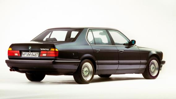 BMW 750li (E32) zwart (1987) zijkant rechtsachter