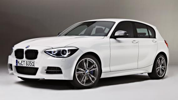 BMW M135i (F20) wit (2013) zijkant links voor schuin studio