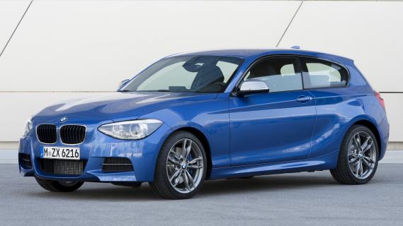 BMW M135i (F21) blauw (2013) zijkant links voor schuin