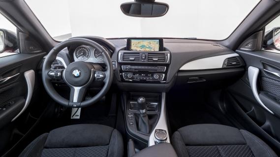 BMW M135i (F21) oranje (2015) interieur dashboard