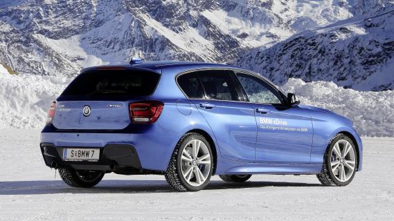 BMW M135i xDrive (F20) blauw (2013) zijkant achter schuin in sneeuw