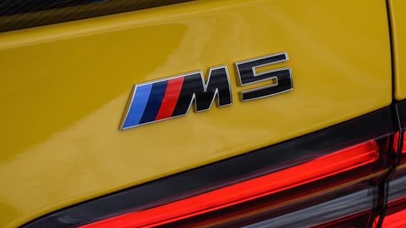 BMW M5 (G90) Dakar geel (2025) badge achterkant