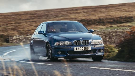 BMW M5 (E39) blauw (2001) zijkant rechts voor schuin rijdend door bocht