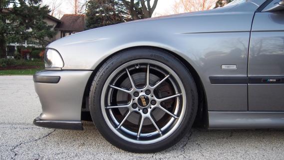 BMW M5 Touring (E39) grijs (2003) zijkant links detail BBS CK velg met BBS Japan centercap goud 3D