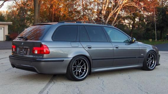 BMW M5 Touring (E39) grijs (2003) zijkant rechts schuin achter bosjes