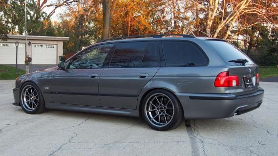 BMW M5 Touring (E39) grijs (2003) zijkant links achter schuin