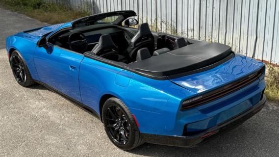 Dogde Charger Convertible DTC (2026) blauw zijkant achter schuin hoog dak omlaag