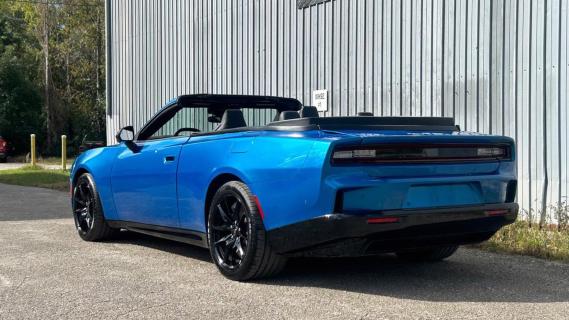 Dogde Charger Convertible DTC (2026) blauw zijkant achter schuin dak omlaag