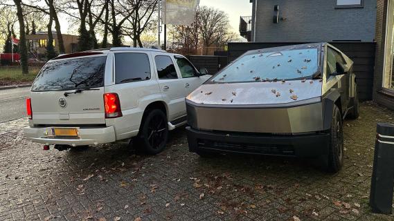 Tesla Cybertruck in Nederland en Cadillac Escalade in Nederland in de winter maar lijkt herfst