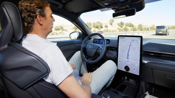 Rijden zonder handen met Ford BlueCruise - man rijdt zonder handen