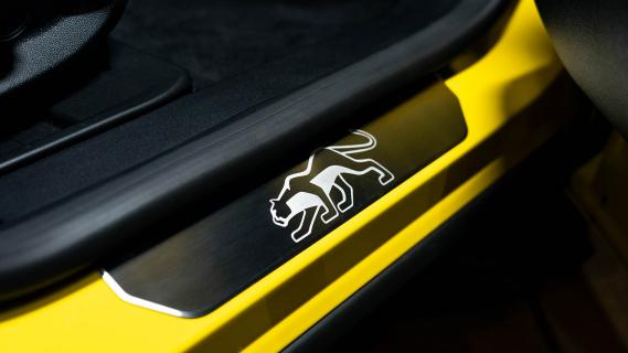 Ford Puma Gen-E 2024 interieur detail dorpel logo