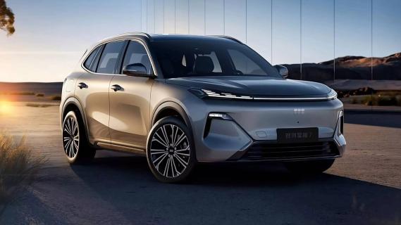 Geely Galaxy Starship 7 (2024) grijs voor zijkant rechts op een brug