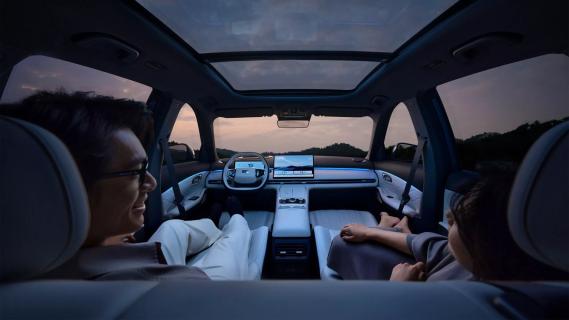 Geely Galaxy Starship 7 (2024) interieur avond glazen dak