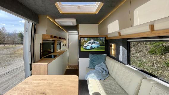 Joy Rider camper interieur keuken deur open