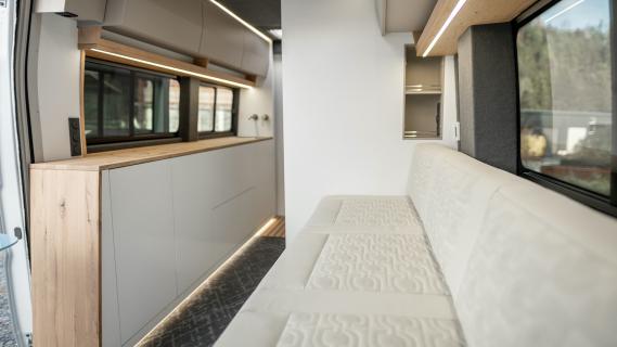 Joy Rider camper interieur lange bak en keuken