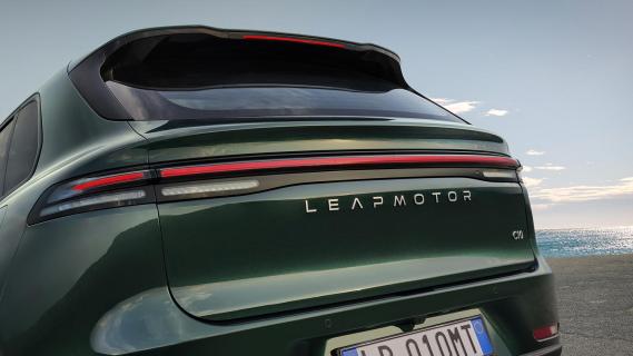 Leapmotor C10 Design 69.9 kWh groen (2025) exterieur achterklep badge