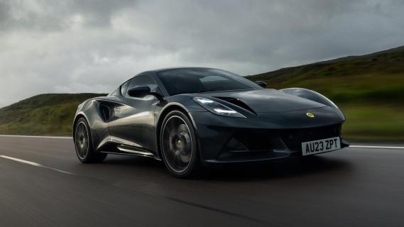 Lotus Emira i4 grijs (2025) zijkant rechtsvoor schuin