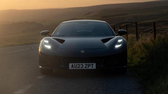 Lotus Emira i4 grijs (2025) voorkant zonsondergang