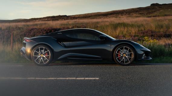 Lotus Emira i4 grijs (2025) zijkant rechts zonsondergang