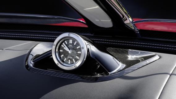 Mercedes-AMG PureSpeed (R232) rood zwart (2024) interieur horloge