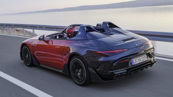 Mercedes-AMG PureSpeed (R232) rood zwart (2024) zijkant linksachter rijdend hoog