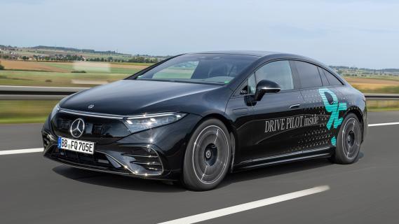 Mercedes EQS (V297) drive pilot zwart zijkant voor Autobahn