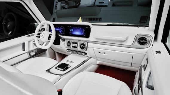 Mercedes G580 (W465) wit (2024) elektrisch voor de paus interieur dashboard zijkant schuin