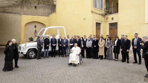 Mercedes G580 (W465) wit (2024) elektrisch voor de paus met alle medewerkers