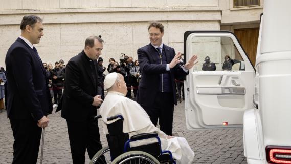 Mercedes G580 (W465) wit (2024) elektrisch Ola Kallenius doet deur open voor de paus