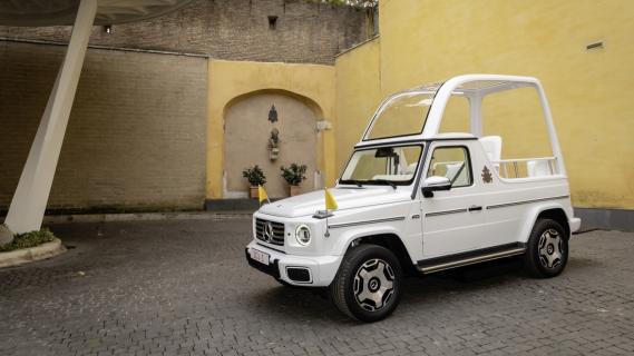 Mercedes G580 (W465) wit (2024) elektrisch zijkant linksvoor schuin gele muur buiten