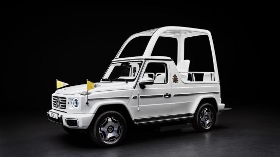 Mercedes G580 (W465) wit (2024) elektrisch zijkant linksvoor schuin dak erop