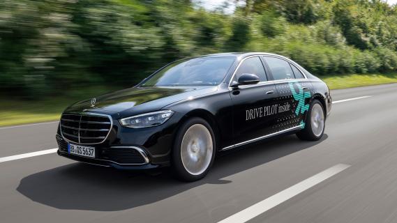 Mercedes S-Klasse (W223) Drive Pilot zwart zijkant voor Autobahn