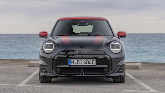 Mini Cooper SE JCW Electric (J01) zwart (2024) voorkant langs water