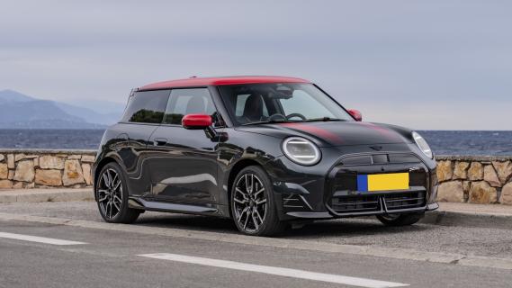 Mini Cooper SE JCW Electric (J01) zwart (2024) zijkant linksvoor schuin langs water