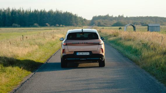 Opel Grandland geel (2025) achterkant op weg