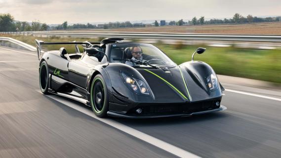 Pagani Zonda 760 LM Roadster zijkant voor rijdend op weg dak open