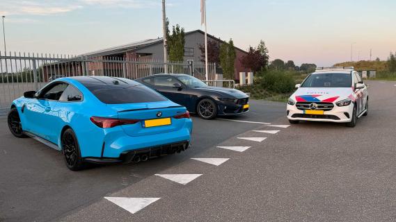 BMW M4 en Ford Mustang Dark Horse bij politieauto (Mercedes A-klasse). Boete?