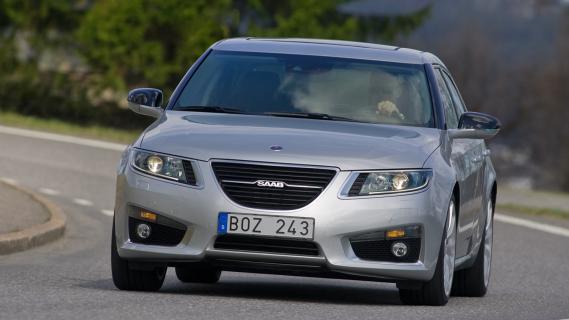 Saab 9-5 Aero (Y3SG) zilvergrijs (2010) voorkant rijdend door bocht