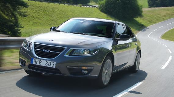 Saab 9-5 (Y3SG) grijs (2010) zijkant voor grijs rijdend groen