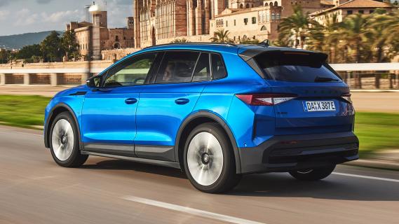 Skoda Elroq 85 Sportline 2024 review: 3/4 achter rijdend