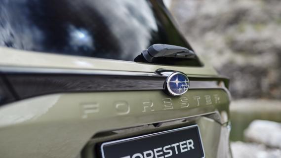 Subaru Forester e-Hybrid (EU) grijs (2025) groen logo badge modelnaam achterklep