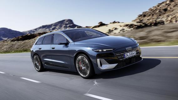 Audi S6 Avant e-tron quattro (2025) rijdend rechts voor schuin op weg