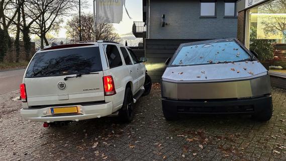 Tesla Cybertruck in Nederland en Cadillac Escalade in Nederland in de winter maar lijkt herfst