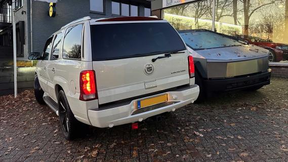 Tesla Cybertruck in Nederland en Cadillac Escalade in Nederland in de winter maar lijkt herfst