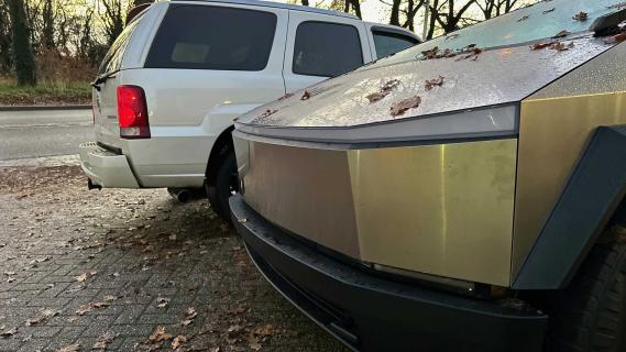 Tesla Cybertruck in Nederland en Cadillac Escalade in Nederland in de winter maar lijkt herfst