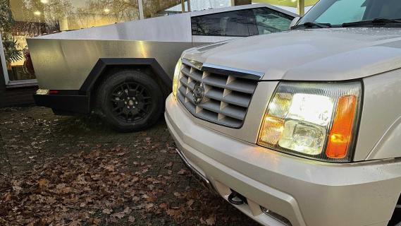 Tesla Cybertruck in Nederland en Cadillac Escalade in Nederland in de winter maar lijkt herfst