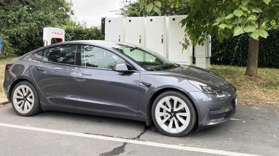 Tesla Model 3 aan de supercharger